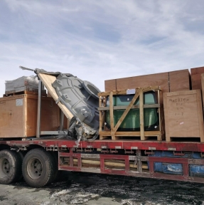 <p>Очередная партия сборного груза доставлена в автомобильный пункт пропуска, завершаем экспортные таможенные процедуры, готовимся к стремительному выходу и молниеносному прибытию на наш СВХ в РФ. Для российских юридических лиц, ведущих бизнес с Китаем, мы предлагаем комплексные сервисные решения, включающие логистику от места погрузки в Китае до пункта назначения в России и экспертные брокерские услуги. Сервис &ndash; это то, за что нас ценят! Отправьте нам заявку на доставку, мы сделаем Вам предложение, учитывающее все потребности Вашей Компании. Доставка грузов из Китая &ndash; наша профессия!</p>
